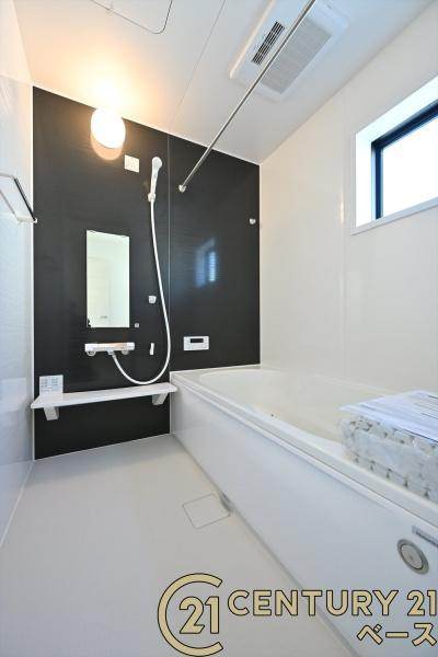 リーブルガーデン中山町 ／新築一戸建の浴室|■現地撮影写真■ゆったりしたサイズの浴室！足を伸ばしての入浴は疲れも癒してくれます！
