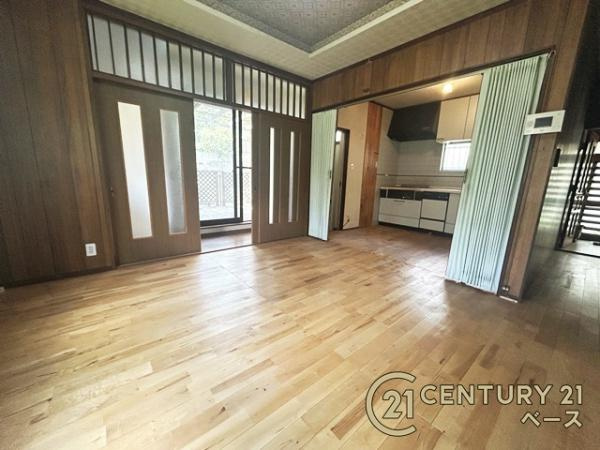 北葛城郡王寺町本町３丁目　一戸建の居間・リビング|■現地撮影写真■開放的で明るい空間のリビングです！