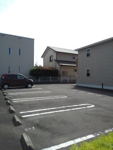 アルフォールの駐車場