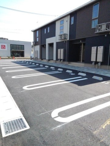 エテルノ・Ａの駐車場