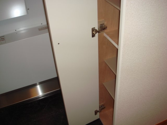 レオパレスユリの内装|シューズボックス付きで玄関もすっきり片付きます。