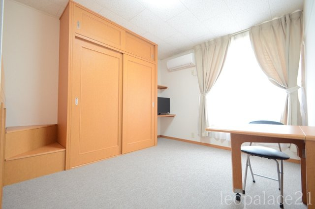 レオパレスユリの居間・リビング|実際と異なる場合がございます。