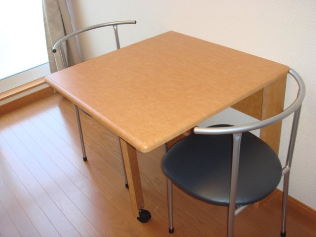 レオパレスユリのその他|テーブルは折り畳むこともできます。