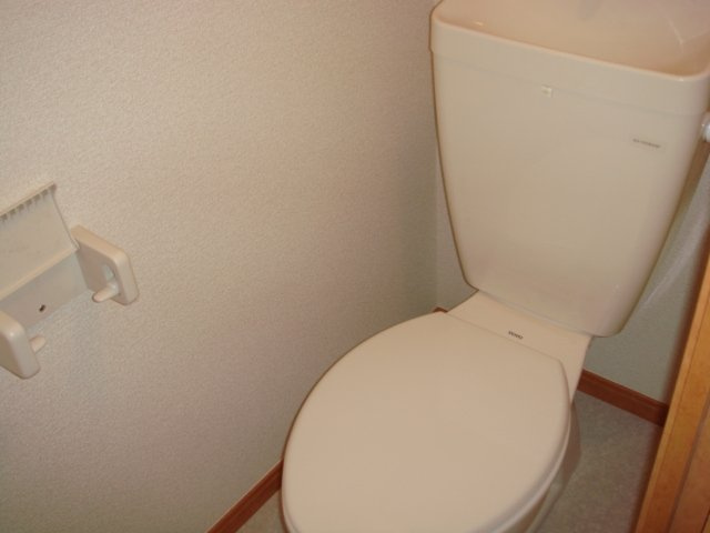レオパレスユリのその他|トイレはシンプルなタイプ。