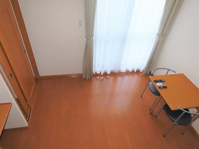 レオパレスグレイスパディの居間・リビング|ベッド上からのアングルです