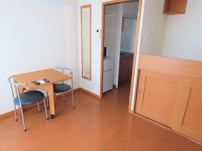 レオパレスグレイスパディの居間・リビング|フローリングのお部屋です