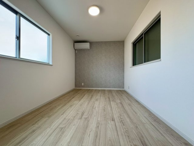 高知市福井町 新築一戸建て　の洋室|アクセントクロスが映える主寝室。風の通りが良好です☆