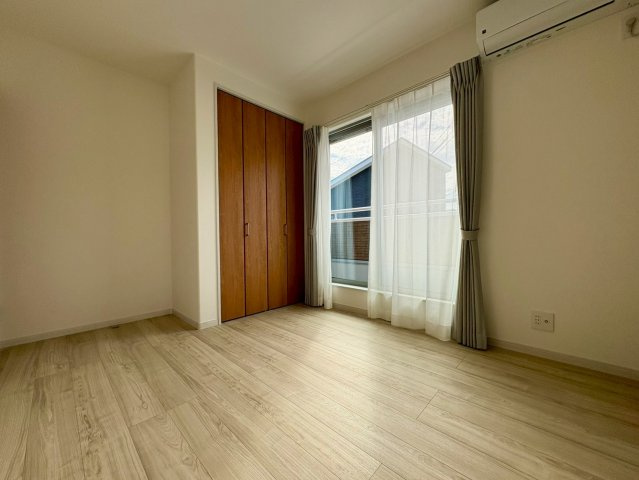 高知市福井町 新築一戸建て　の洋室|バルコニーに面して明るい洋室。カーテンも付いています☆