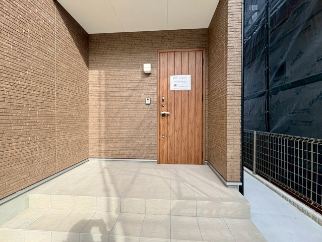 高知市福井町 新築一戸建て　の玄関|広い玄関ポーチで雨の日も安心♪