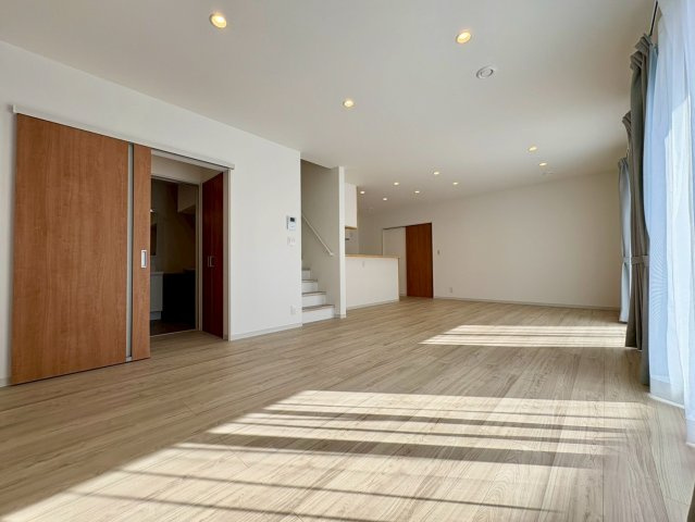 高知市福井町 新築一戸建て　の居間・リビング|大きな開口部から光が差し込む、明るいLDK。