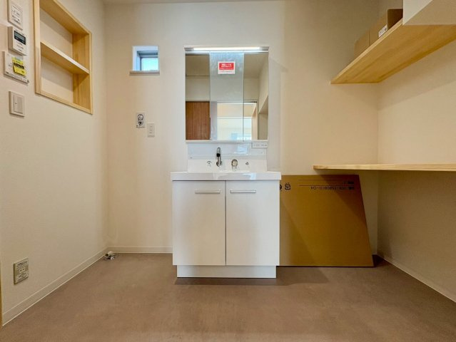 高知市福井町 新築一戸建て　の洗面所|洗面室には洗濯物が畳めるカウンターが備え付けられています☆