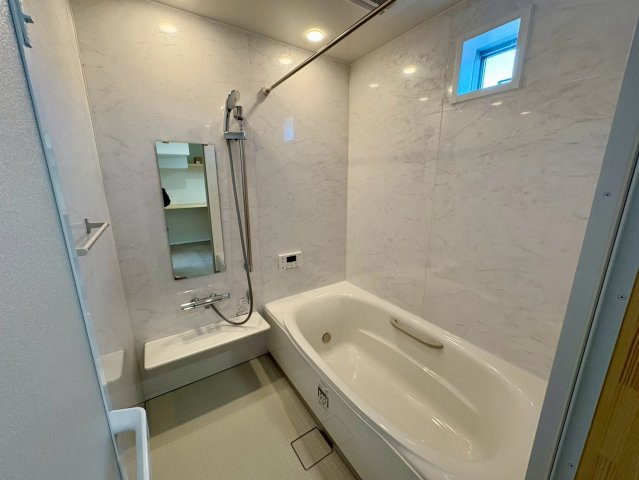 高知市福井町 新築一戸建て　の浴室|石目調のパネルが施されたラグジュアリーな浴室☆