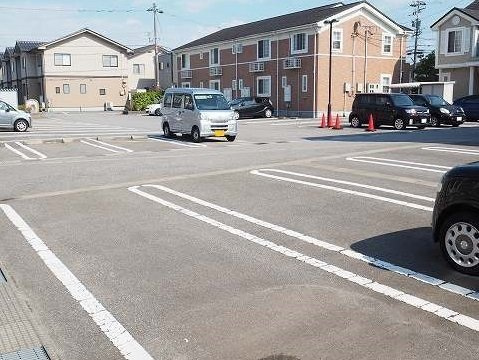 グロワールＡの駐車場