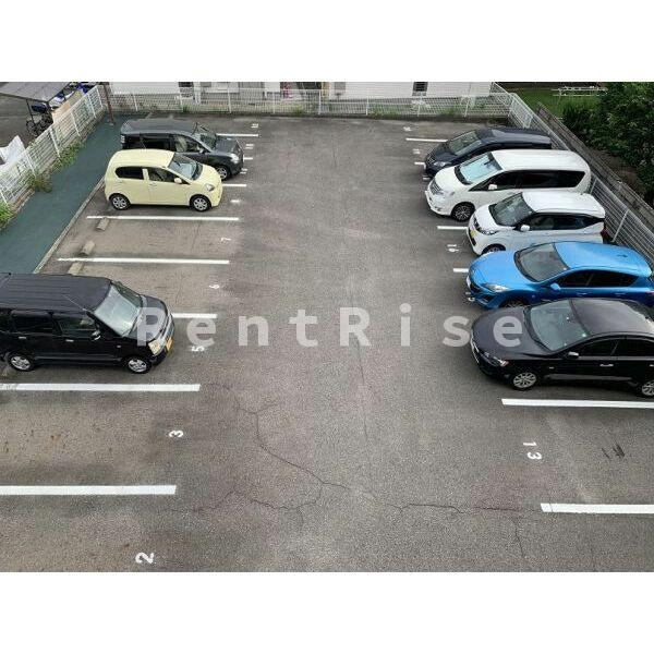 フェリース　アイチの駐車場