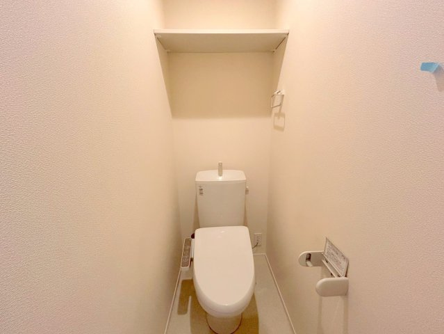 ルミエールのトイレ|★収納棚付き★※クリーニング前の写真となります
