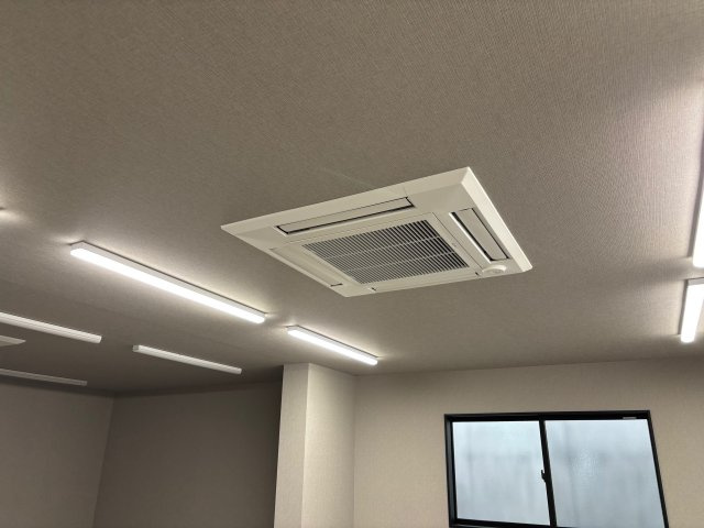 ホームステージ貸事務所の内装