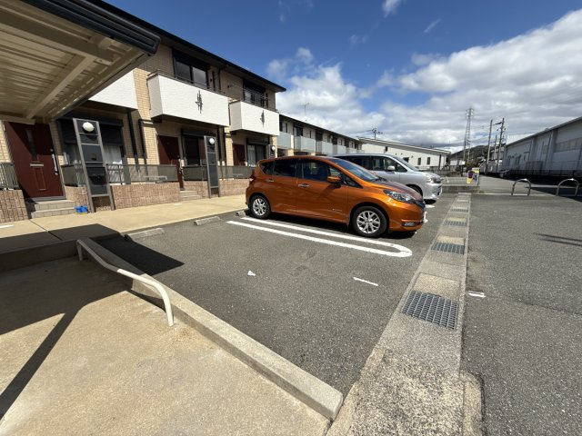 ドミール堂本の駐車場