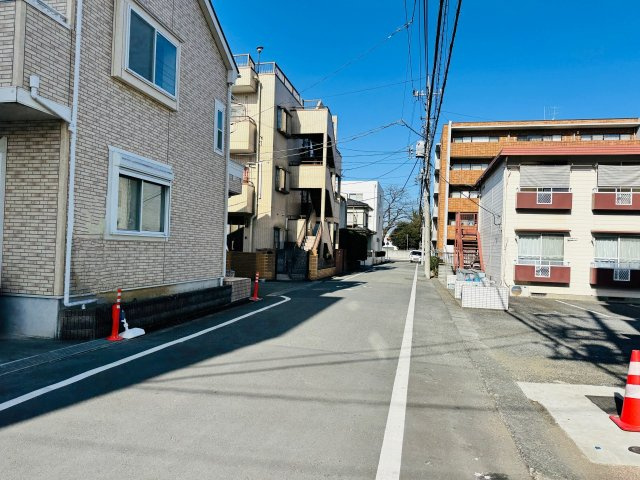 八王子市　東浅川町　中古戸建ての前面道路含む現地写真|～北東側6.0ｍ・北西側4.5ｍ道路に面しています～
