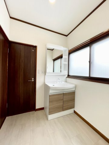 長野市徳間　店舗併用住宅の独立洗面台