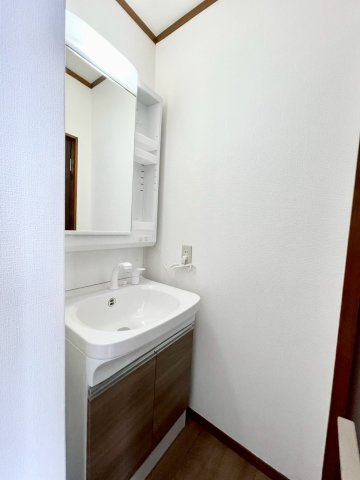 長野市徳間　店舗併用住宅の独立洗面台