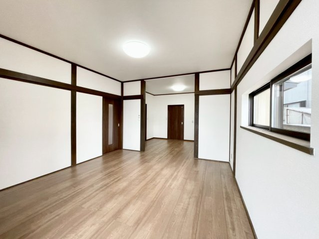 長野市徳間　店舗併用住宅の居間・リビング|大きな窓で日当たり良好♪広いリビングはご家族でゆっくりくつろぎたい方にオススメです！　