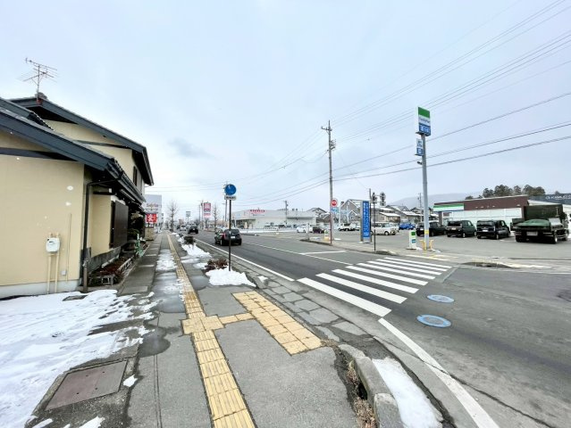 長野市徳間　店舗併用住宅の前面道路含む現地写真