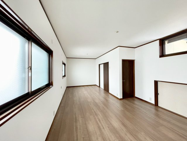 長野市徳間　店舗併用住宅の洋室|日当たり風通しともに良好！明るく朝を迎えられるつくりになっています♪　