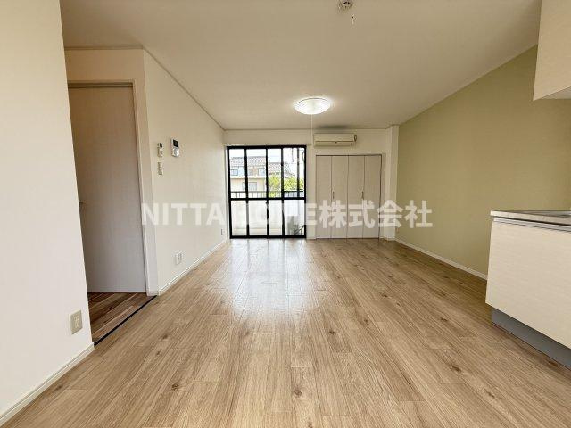 シャルムキリムラの洋室|明るい木目が素敵なフローリング◇