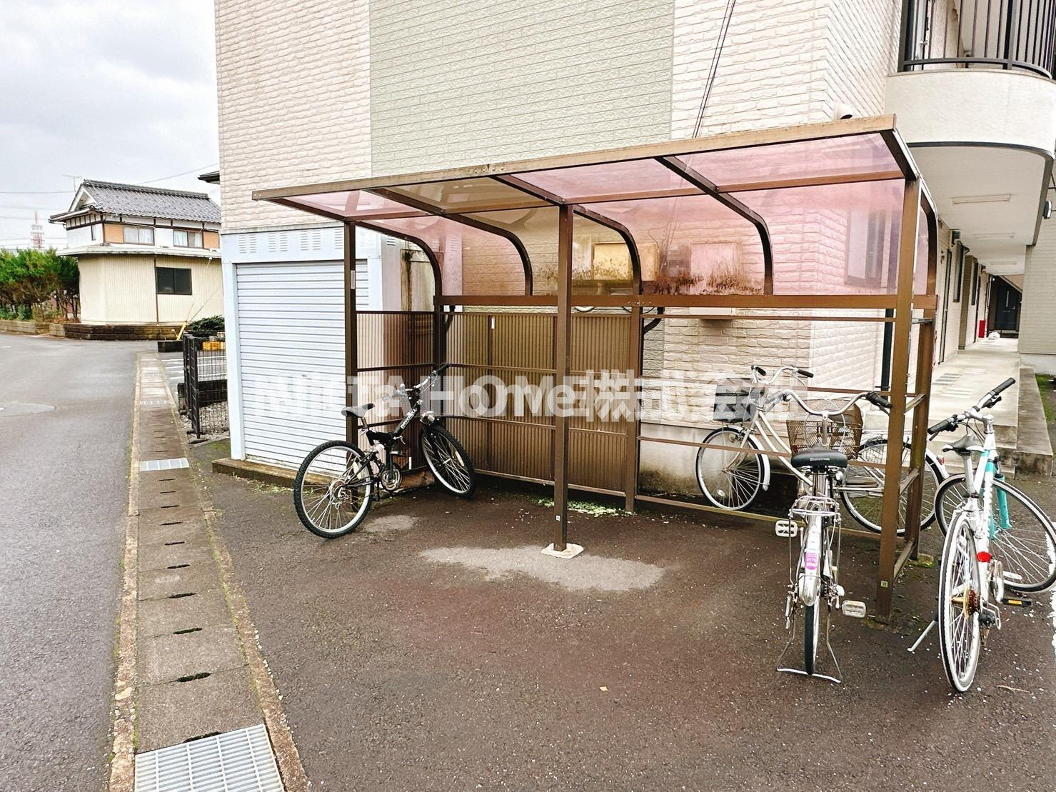 シャルムキリムラのエントランス|屋根付きの駐輪場も完備しています◆