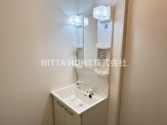 シャルムキリムラの洗面所|シャワー付きの洗面化粧台もあります＊