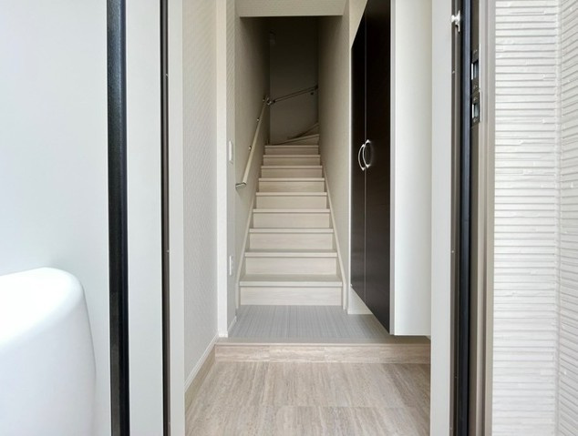 狛江市東野川４丁目のアパートの玄関