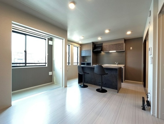 狛江市東野川４丁目のアパートの居間・リビング