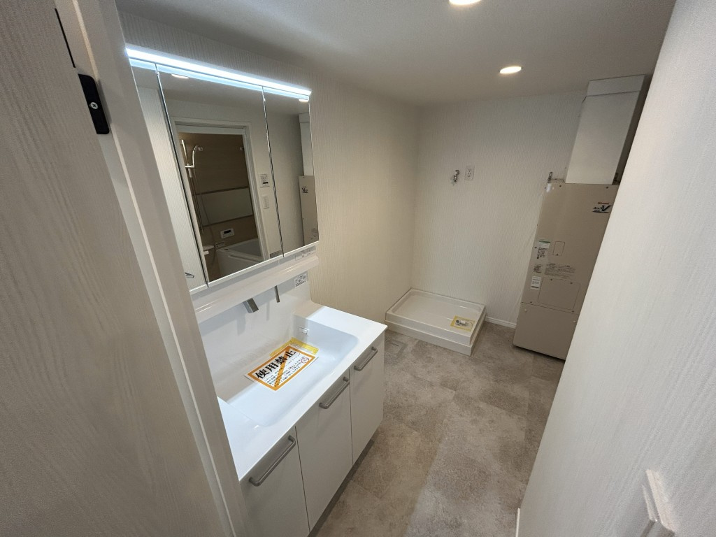 サンハイツ鍋屋上野1号棟の独立洗面台|独立洗面台、小物を置くことができて便利です