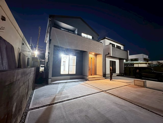 【前面道路含む現地写真】 | 築浅外人住宅　高利回り　月額２３万円で賃貸中　