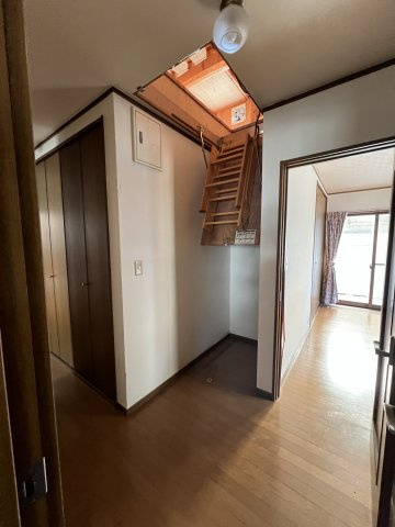 美咲町打穴中　３LDK＋S　戸建借家の内装|2階への階段