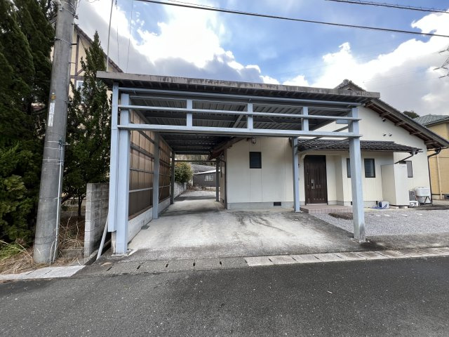 美咲町打穴中　３LDK＋S　戸建借家の駐車場