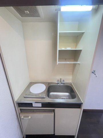 海風ハイツのキッチン|ＩＨヒーター１口＆ミニ冷蔵庫付きです★