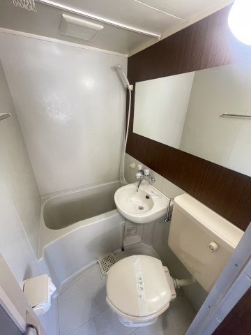 海風ハイツの浴室|ユニットバスタイプ。大きな鏡があって便利です★