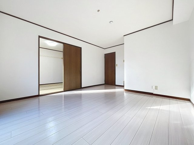 ルミナス東浦和の洋室|落ち着いた色調の洋室です