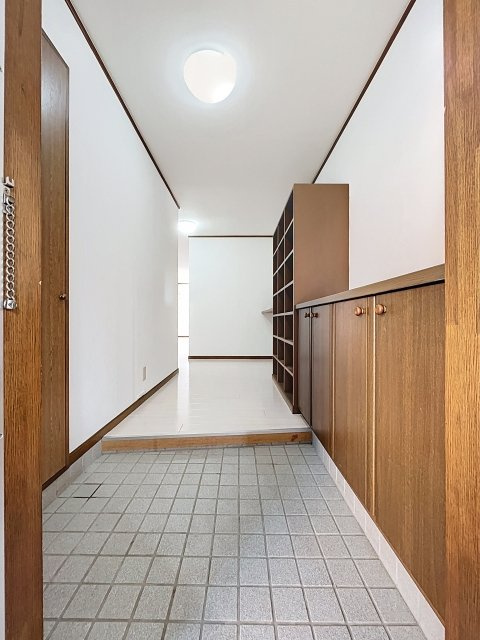 ルミナス東浦和の玄関|収納もある玄関です