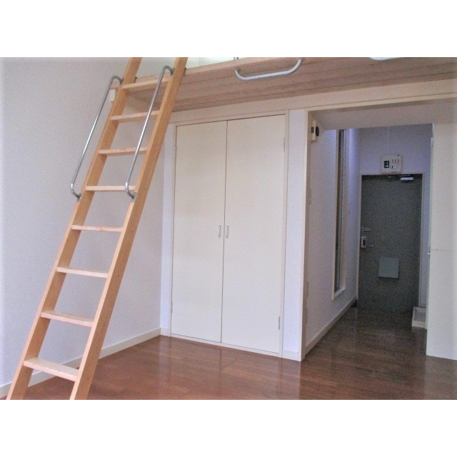 サニーホームズ府中の居間・リビング|洋室