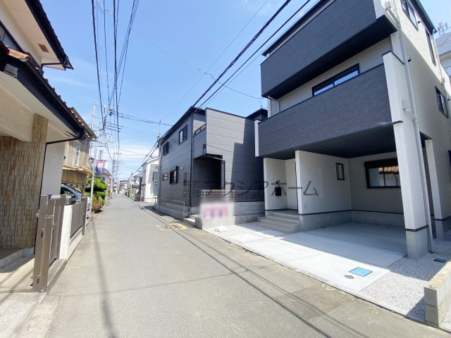 所沢市南住吉・全2棟　新築一戸建　1号棟　～3階建～の前面道路含む現地写真