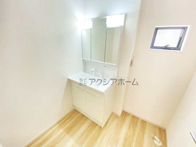 所沢市南住吉・全2棟　新築一戸建　1号棟　～3階建～の独立洗面台