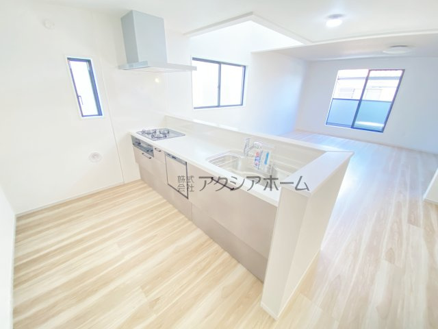 所沢市南住吉・全2棟　新築一戸建　1号棟　～3階建～のキッチン|オープンエアなカウンタータイプの対面キッチン