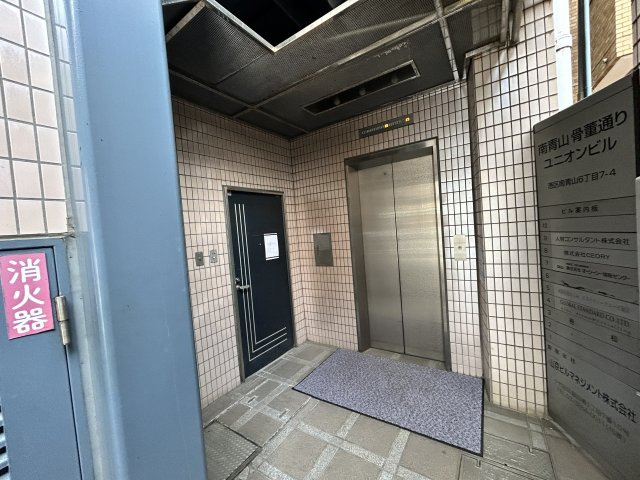 南青山骨董通りユニオンビルのエントランス