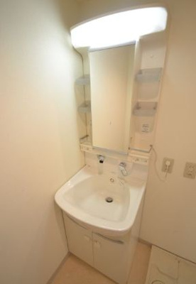 【独立洗面台】 | 湯島ハイタウンB棟 | 独立洗面台、小物を置くことができて便利です