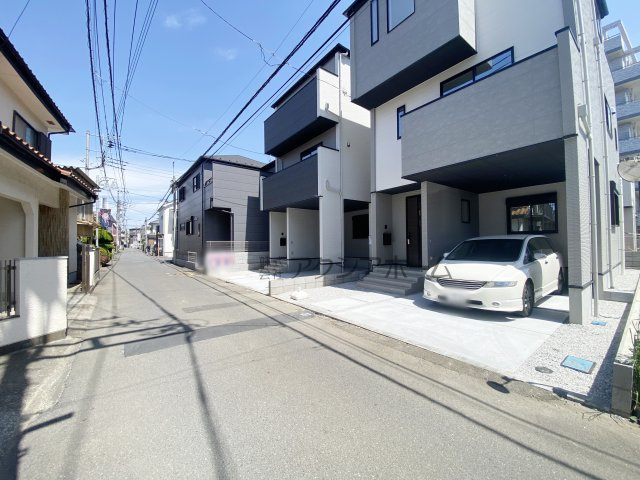 所沢市南住吉・全2棟　新築一戸建　2号棟　～3階建～の前面道路含む現地写真