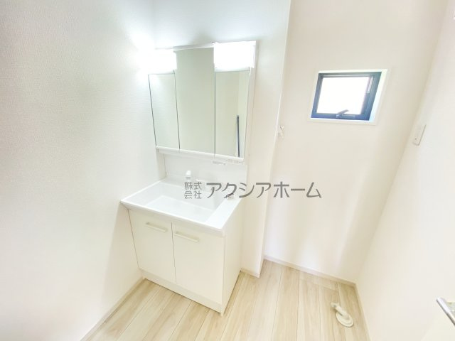 所沢市南住吉・全2棟　新築一戸建　2号棟　～3階建～の独立洗面台