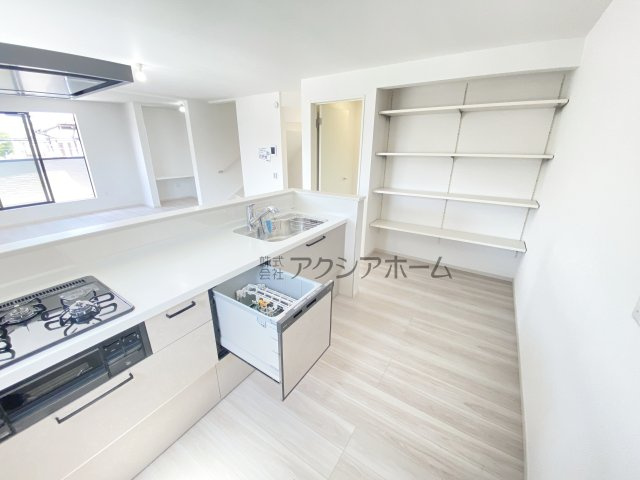 所沢市南住吉・全2棟　新築一戸建　2号棟　～3階建～のキッチン|便利な食洗器付き♪