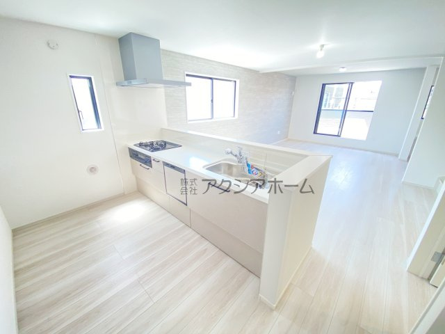 所沢市南住吉・全2棟　新築一戸建　2号棟　～3階建～のキッチン|オープンエアなカウンタータイプの対面キッチン